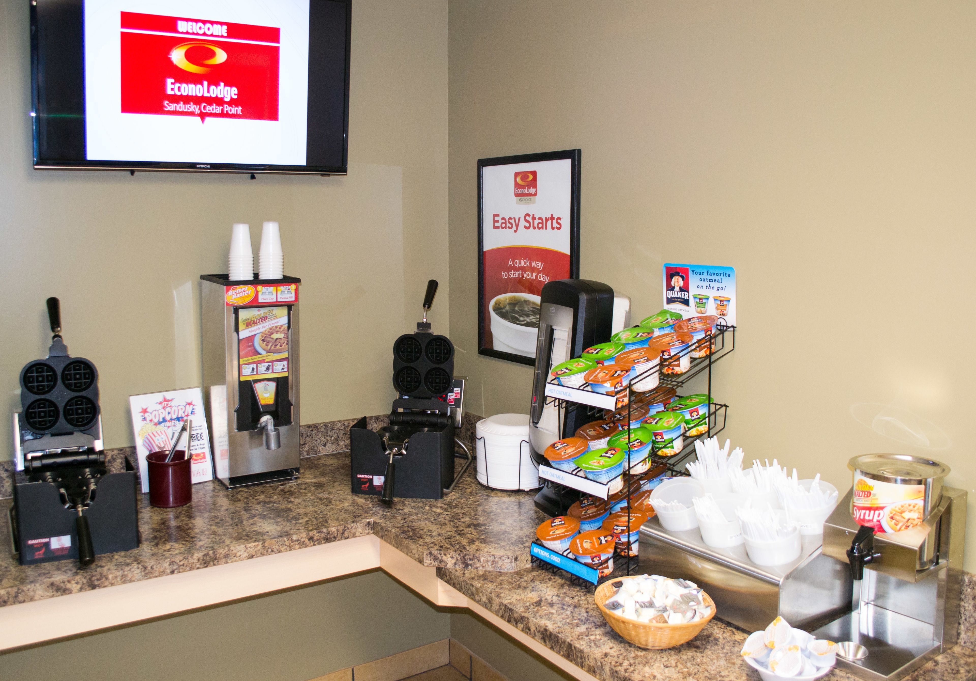 Un banco della colazione con diversi alimenti e una macchina per il caffè.