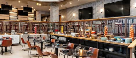 Un restaurante moderno con una barra curva, varias zonas de estar y una variedad de mostradores con comida y bebidas.