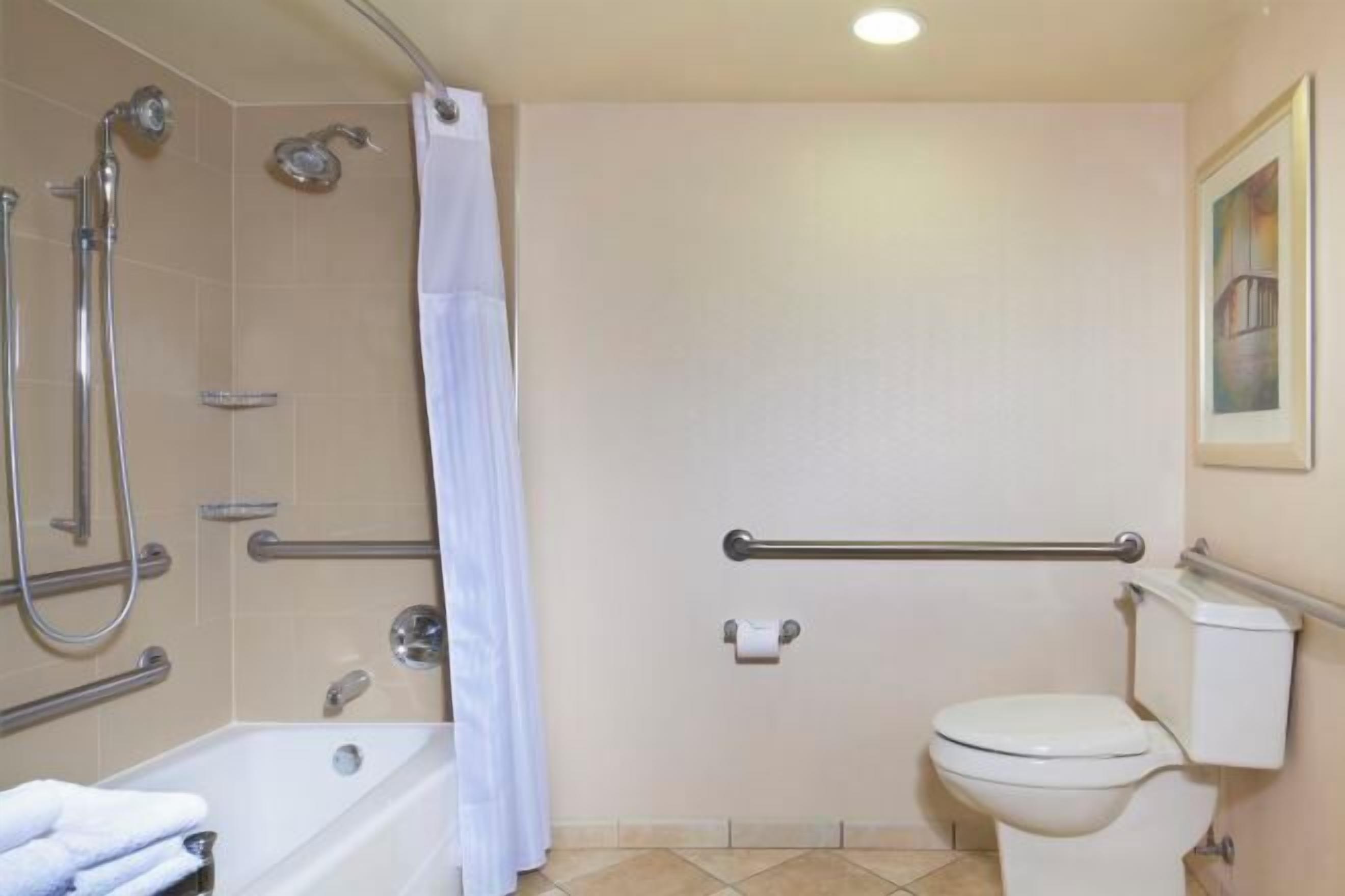 Bathroom | Combined shower/bathtub, designer toiletries, hair dryer, towels