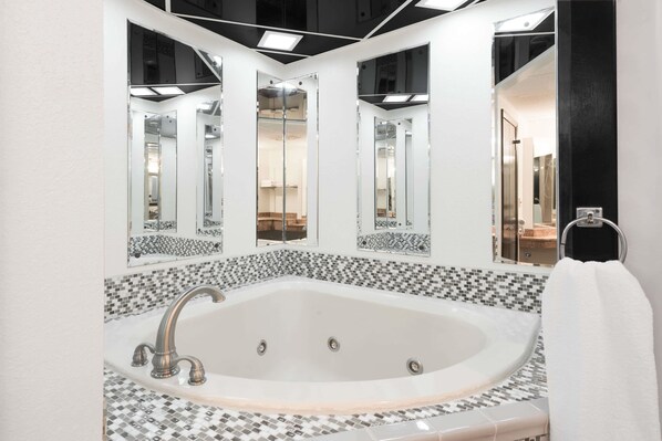 Amenidades de baño gratuitas, secadora de cabello, toallas 