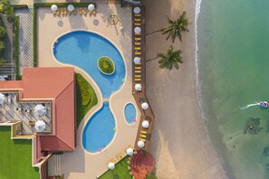 Piscina externa, guarda-sóis, espreguiçadeiras