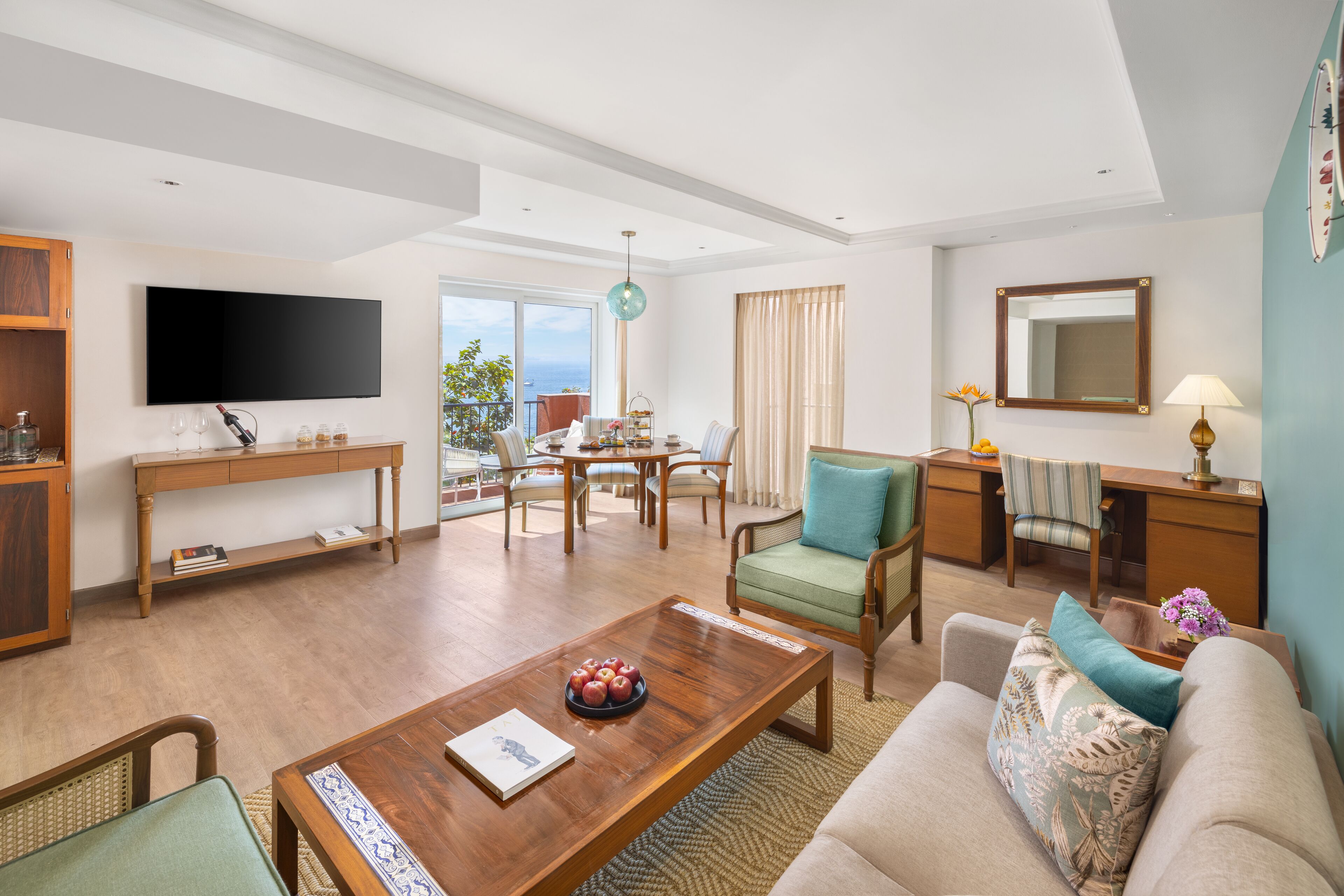 luxury suite, sea view | living area | tv