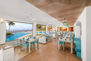 7 restaurantes; se sirve desayuno, almuerzo y cena