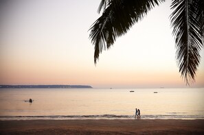 Plage, cabines gratuites, chaises longues, parasols