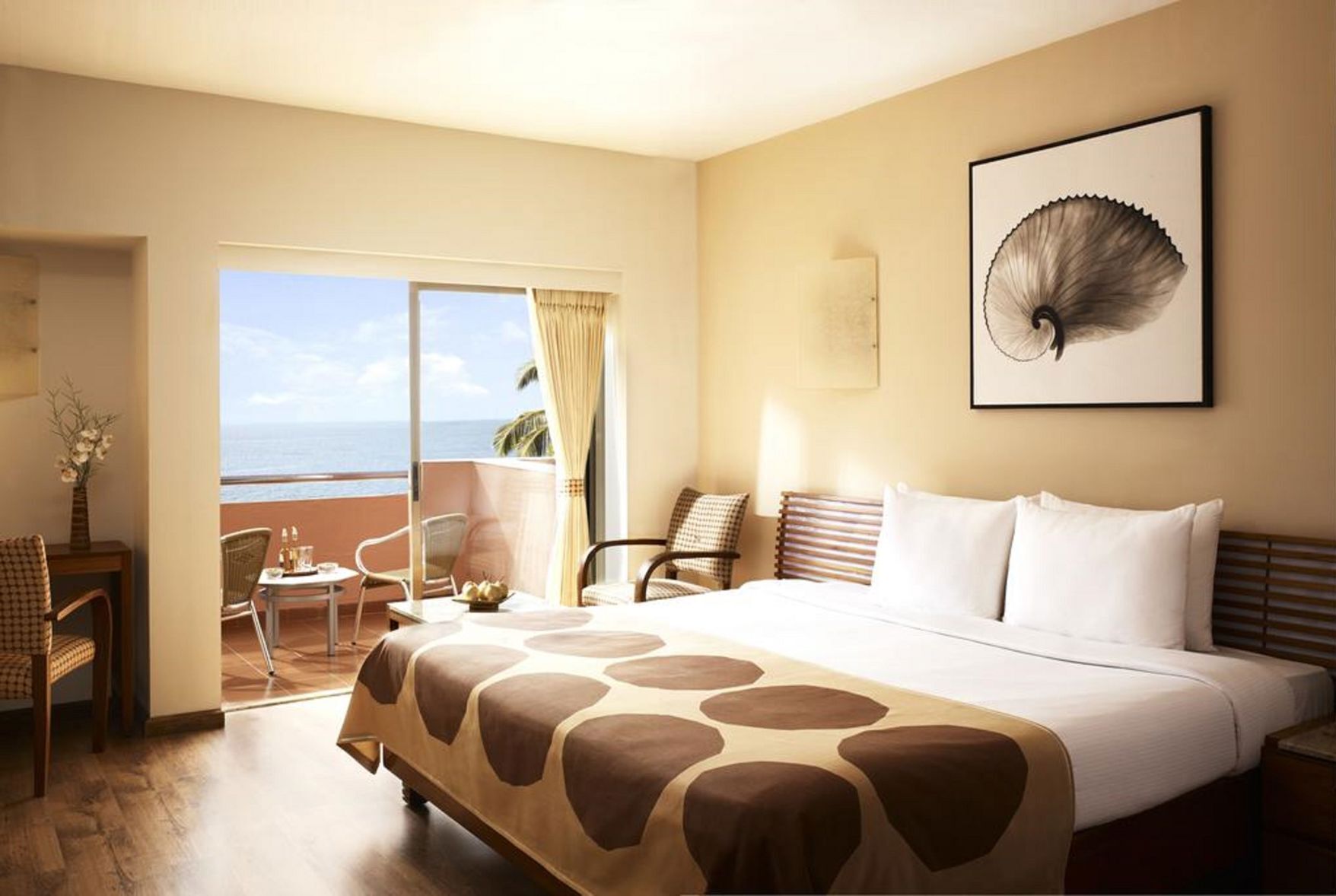 Literie de qualité supérieure, matelas mémoire de forme, minibar