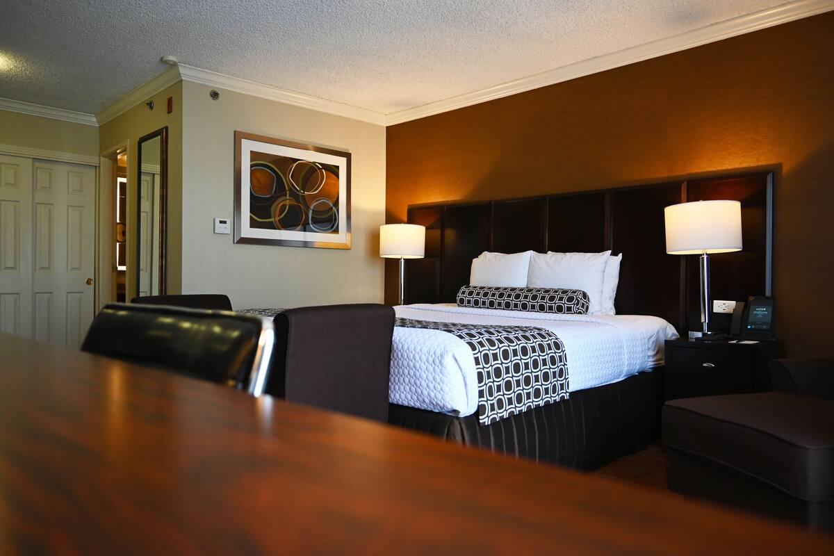 Executive Room, 1 King Bed, Executive Level | Premium bedding, in-room safe, desk, laptop workspace