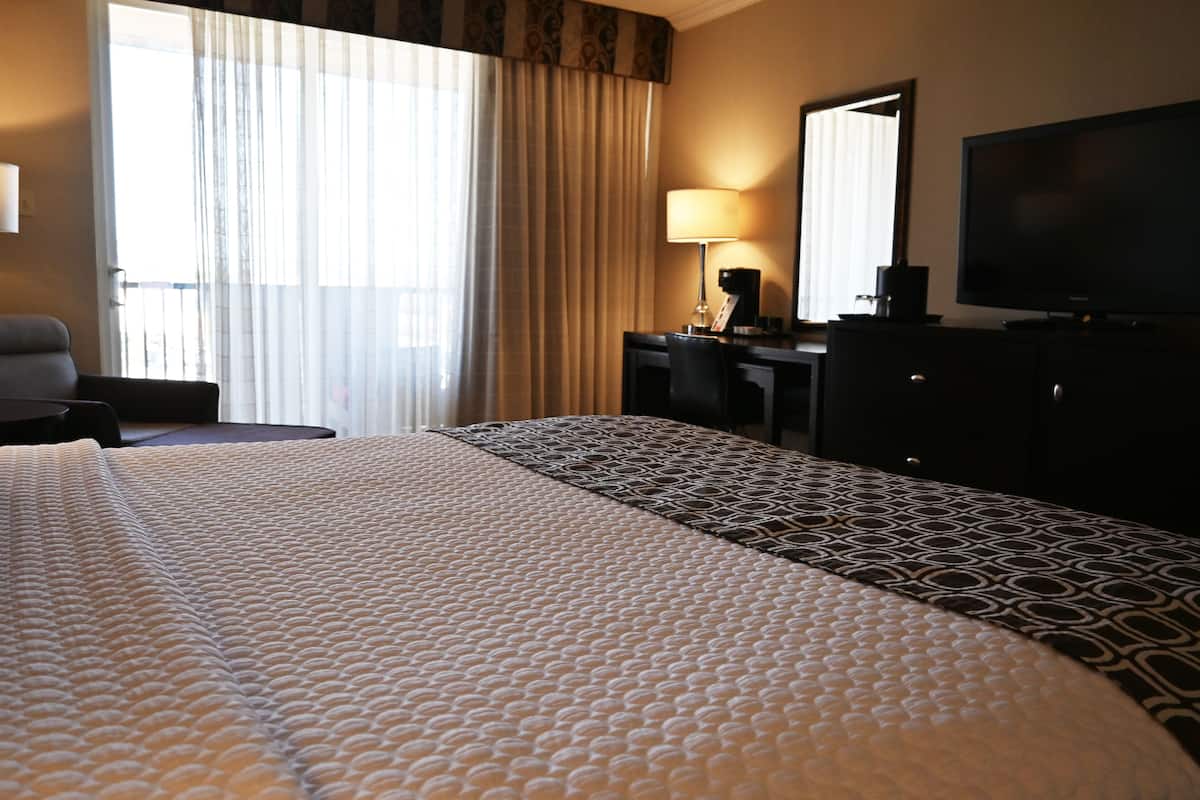 Ropa de cama de alta calidad y caja de seguridad en la habitación
