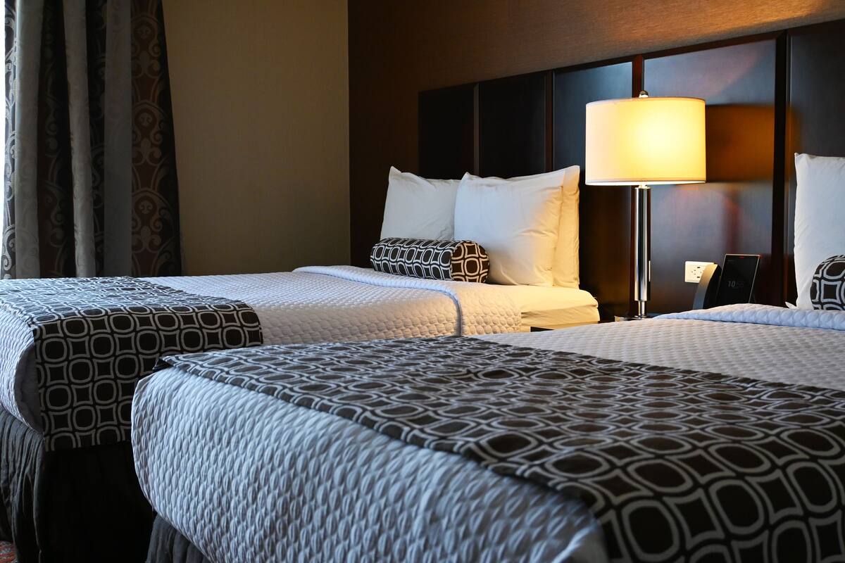 Premium bedding, in-room safe, desk, laptop workspace