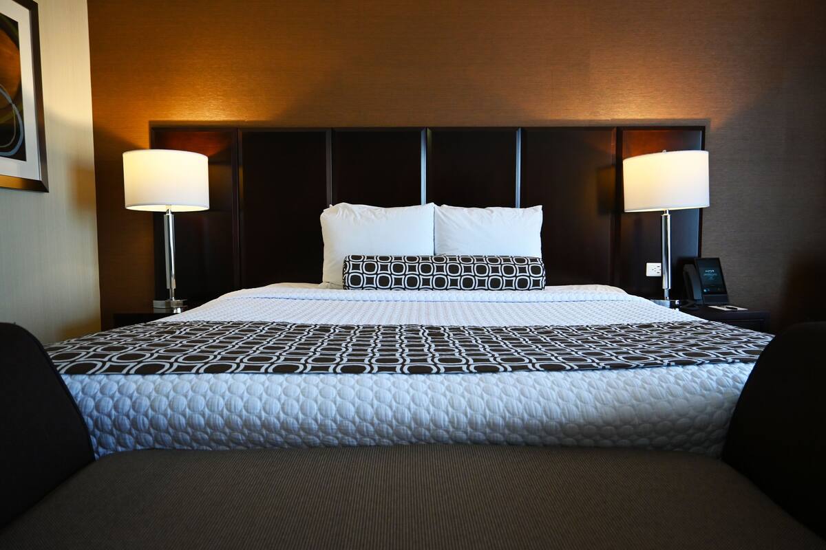 Premium bedding, in-room safe, desk, laptop workspace