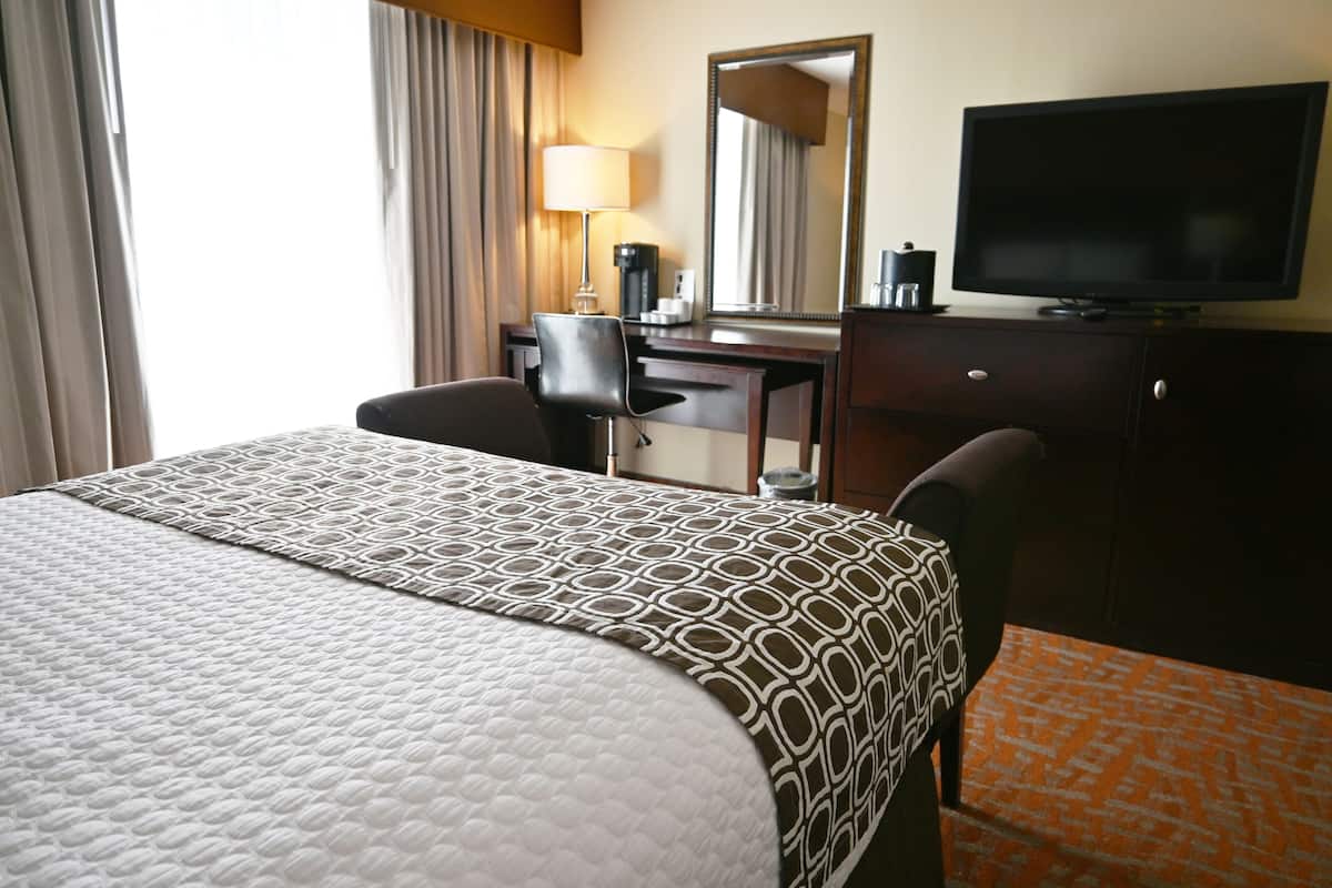 Habitación empresarial, 1 cama Queen size, torre | Ropa de cama de alta calidad y caja de seguridad en la habitación
