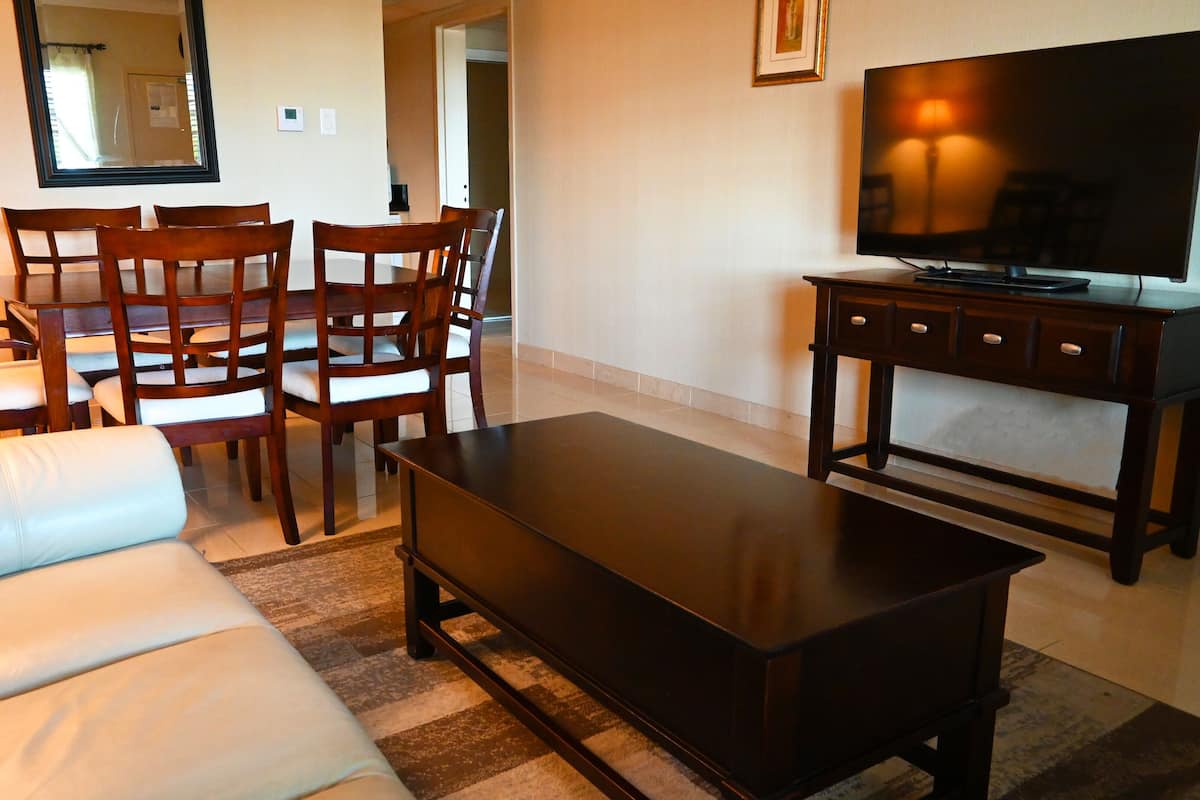 Suite familiar, 2 camas matrimoniales, cocina | Área de sala de estar | Televisión LED de 42 pulgadas con canales por cable y televisión