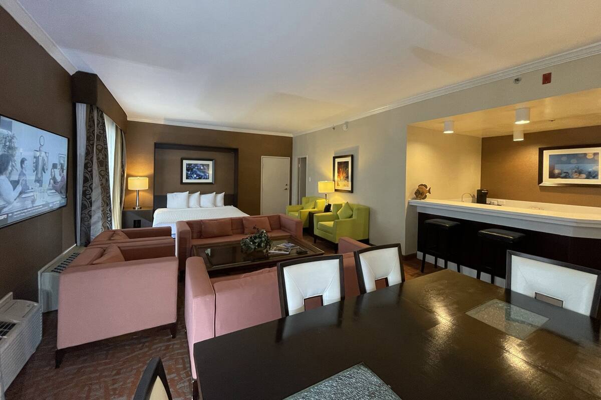 Executive Studio Suite, Executive Level | Premium bedding, in-room safe, desk, laptop workspace