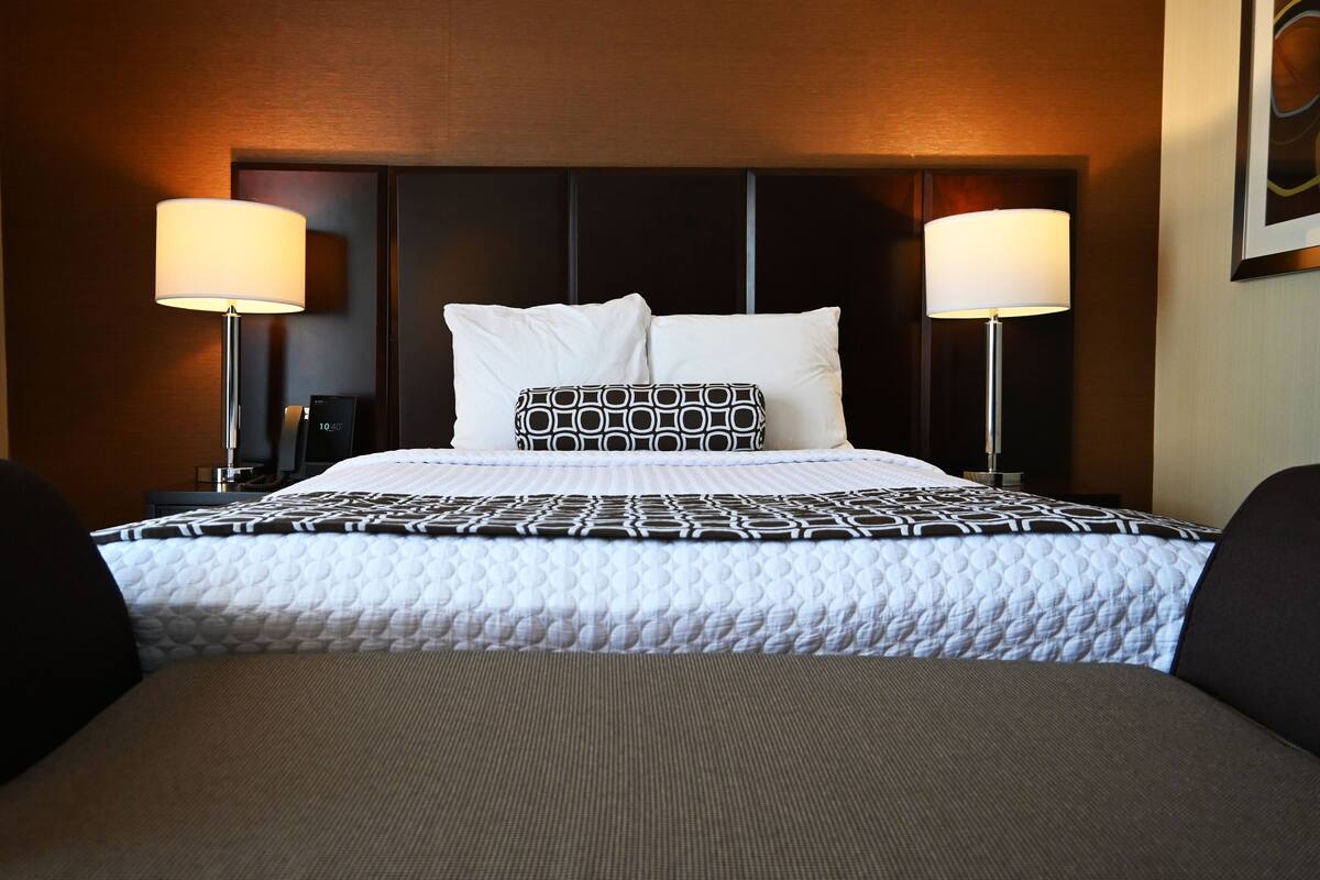 Executive Room, 1 Queen Bed, Executive Level | Premium bedding, in-room safe, desk, laptop workspace