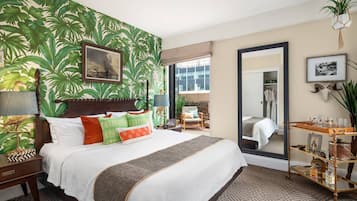 Suite, 1 Bedroom (Balcony) | Peti besi dalam bilik, meja, ruang kerja komputer riba