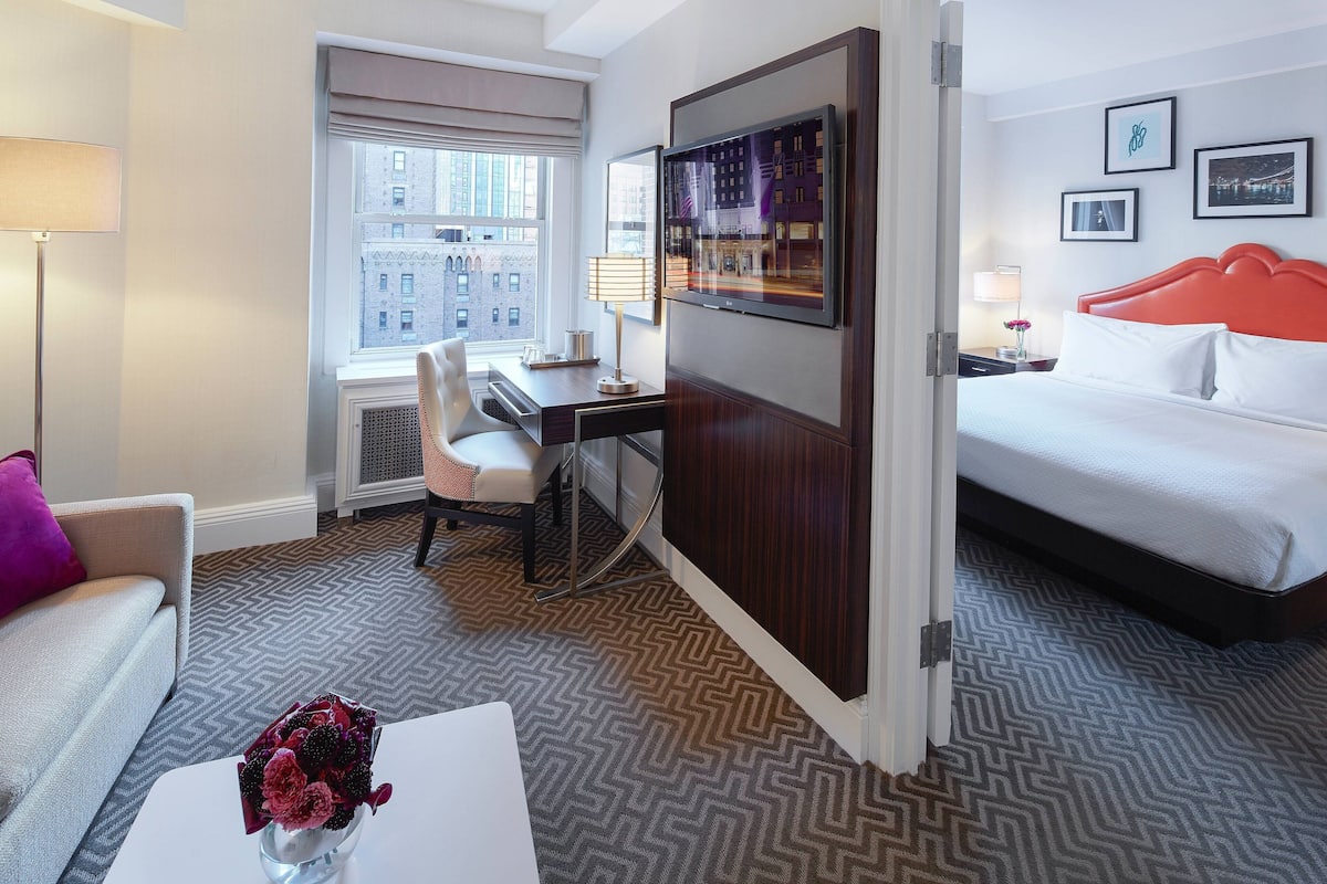 Junior Suite, Non Smoking | 1 bedroom, in-room safe, desk, laptop workspace
