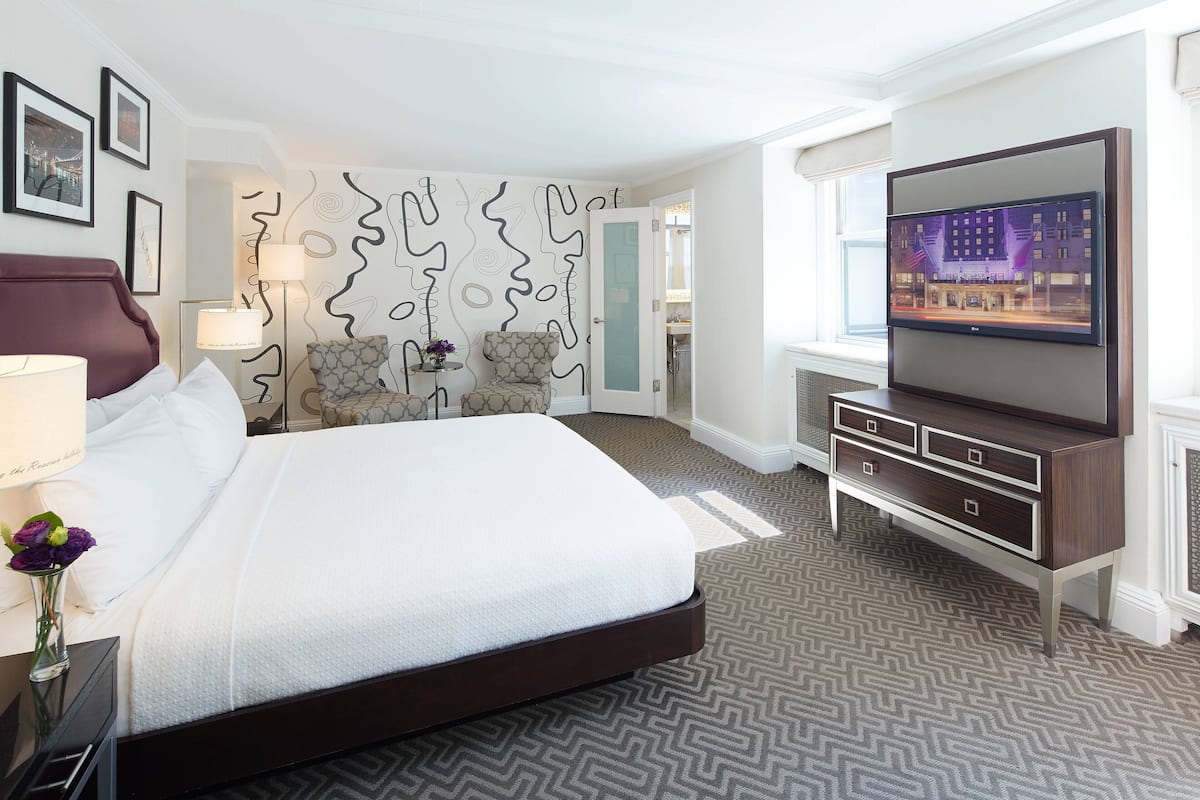 Executive Room, 1 King Bed, Non Smoking | 1 bedroom, in-room safe, desk, laptop workspace
