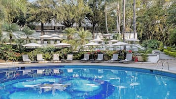 Udendørs pool, åben fra kl. 08.00 til kl. 20.00, parasoller, liggestole