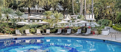 حمّام سباحة خارجي، مظلات على حمّام السباحة، مقاعد للتشمس