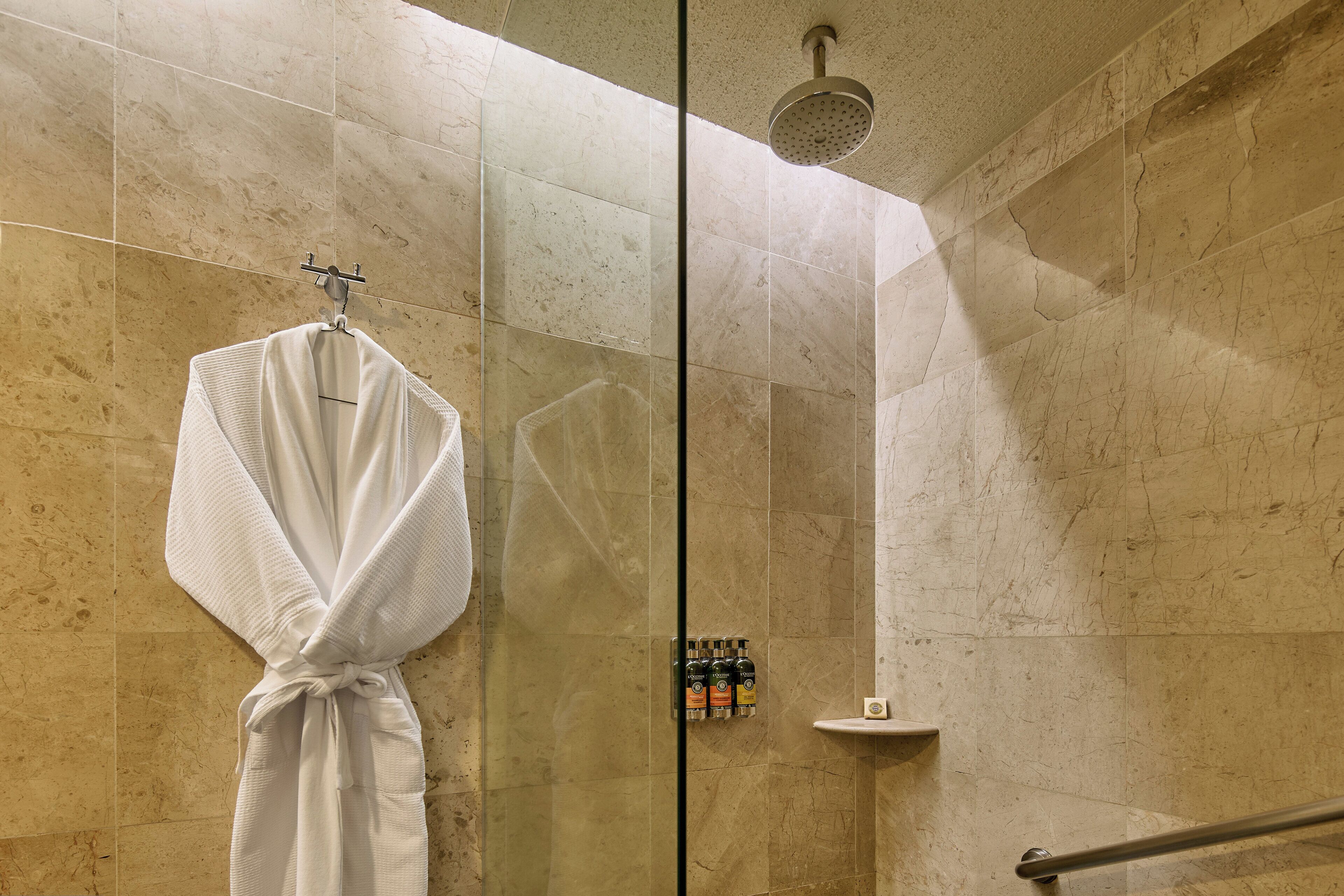 Nhìn ra hồ bơi, mở cửa một số ngày 