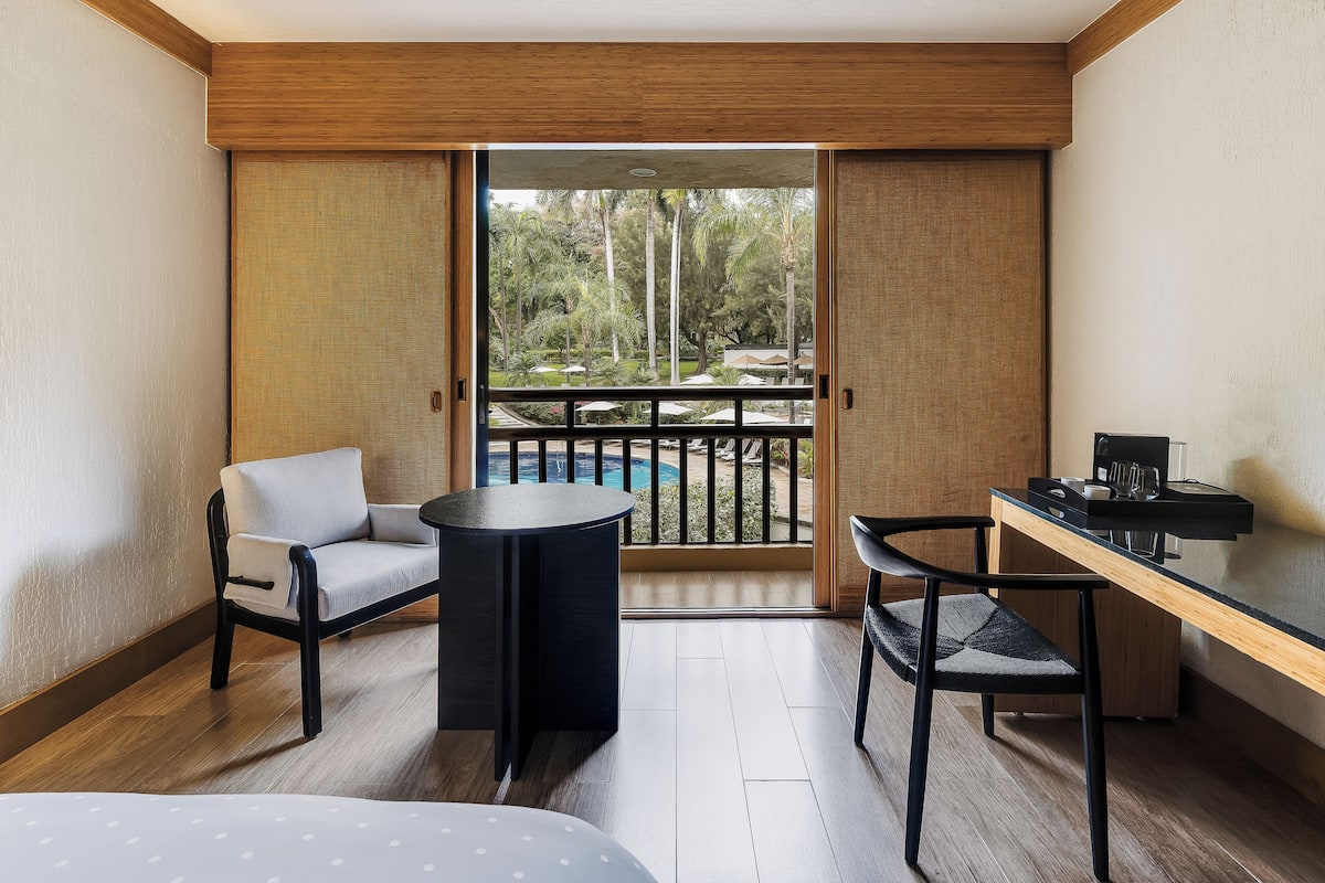 Premium bedding, down duvets, minibar, in-room safe