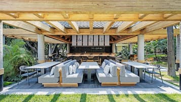 2 restaurantes, se sirven desayunos, comidas, cenas y cocina asiática