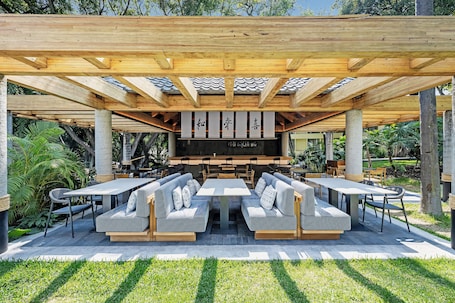 2 nhà hàng, phục vụ bữa sáng, bữa trưa, bữa tối, món Á