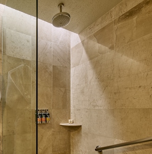 Shower, rainfall showerhead, hair dryer, towels - Grand Fiesta Americana Sumiya Cuernavaca (Jiutepec)