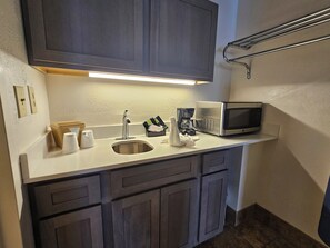 Réfrigérateur, four à micro-ondes, cafetiÚre-théiÚre