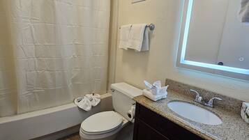 Tina con regadera, secadora de cabello, toallas