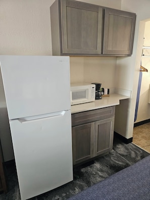 Fridge, microwave, coffee/tea maker - Bluegrass Extended Stay Hotel (Lexington)