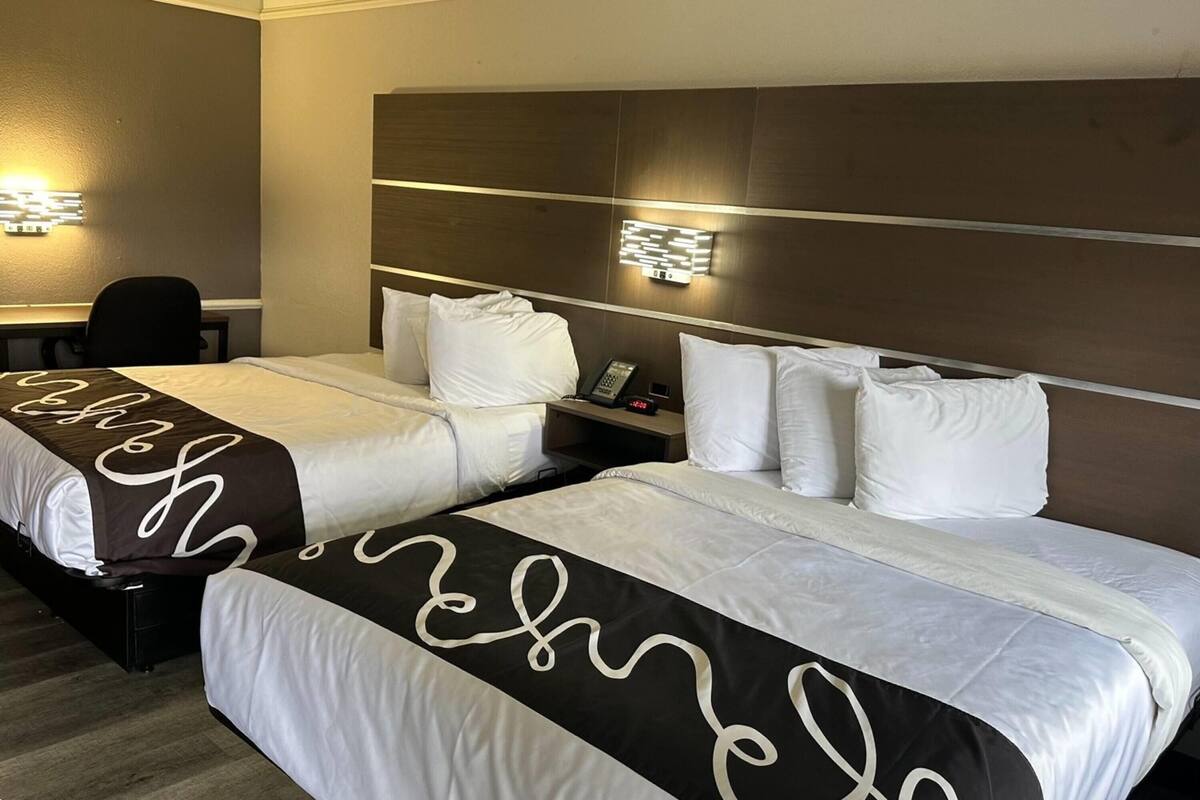 Surmatelas, bureau, rideaux occultants, fer et planche à repasser