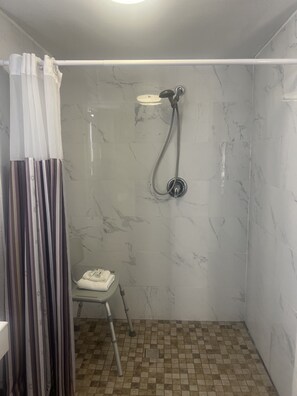 Habitación Deluxe, 1 cama King size, con acceso para personas discapacitadas (Roll-In Shower) | Baño | Amenidades de baño gratuitas, secadora de cabello, toallas 