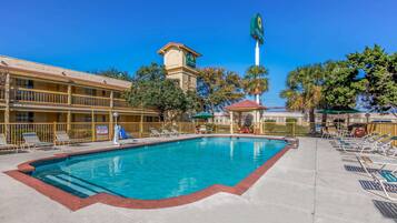 Outdoor pool, pool umbrellas, sun loungers