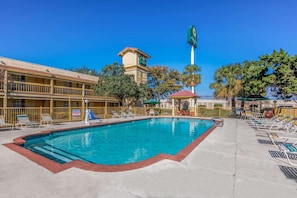 Outdoor pool, pool umbrellas, pool loungers - La Quinta Inn By Wyndham IH-10 West San Antonio TX (San Antonio)