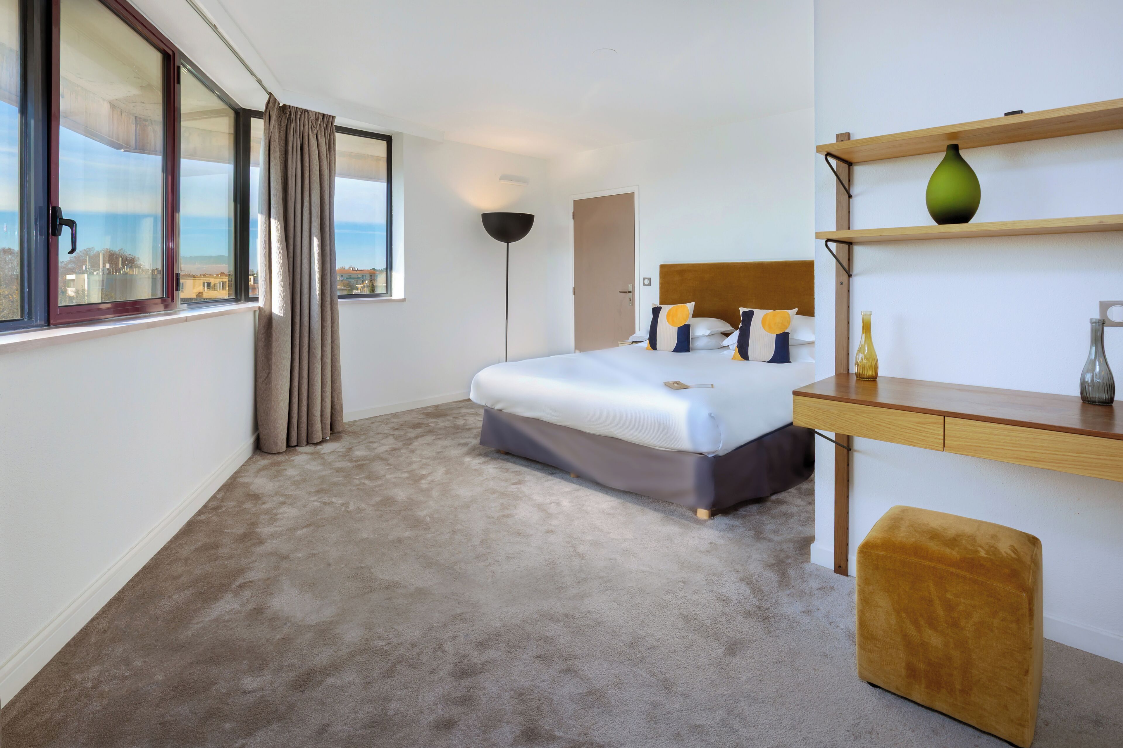 Family Room, 1 King Bed, Non Smoking | Premium bedding, minibar, in-room safe, desk