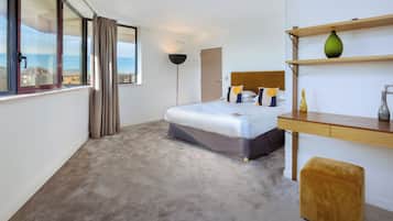 Camera familiare, 1 letto king, non fumatori | Biancheria da letto di alta qualità, minibar, una cassaforte in camera