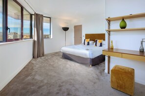 Familieværelse - 1 kingsize-seng - ikke-ryger | Premium-sengetøj, minibar, pengeskab på værelset, skrivebord