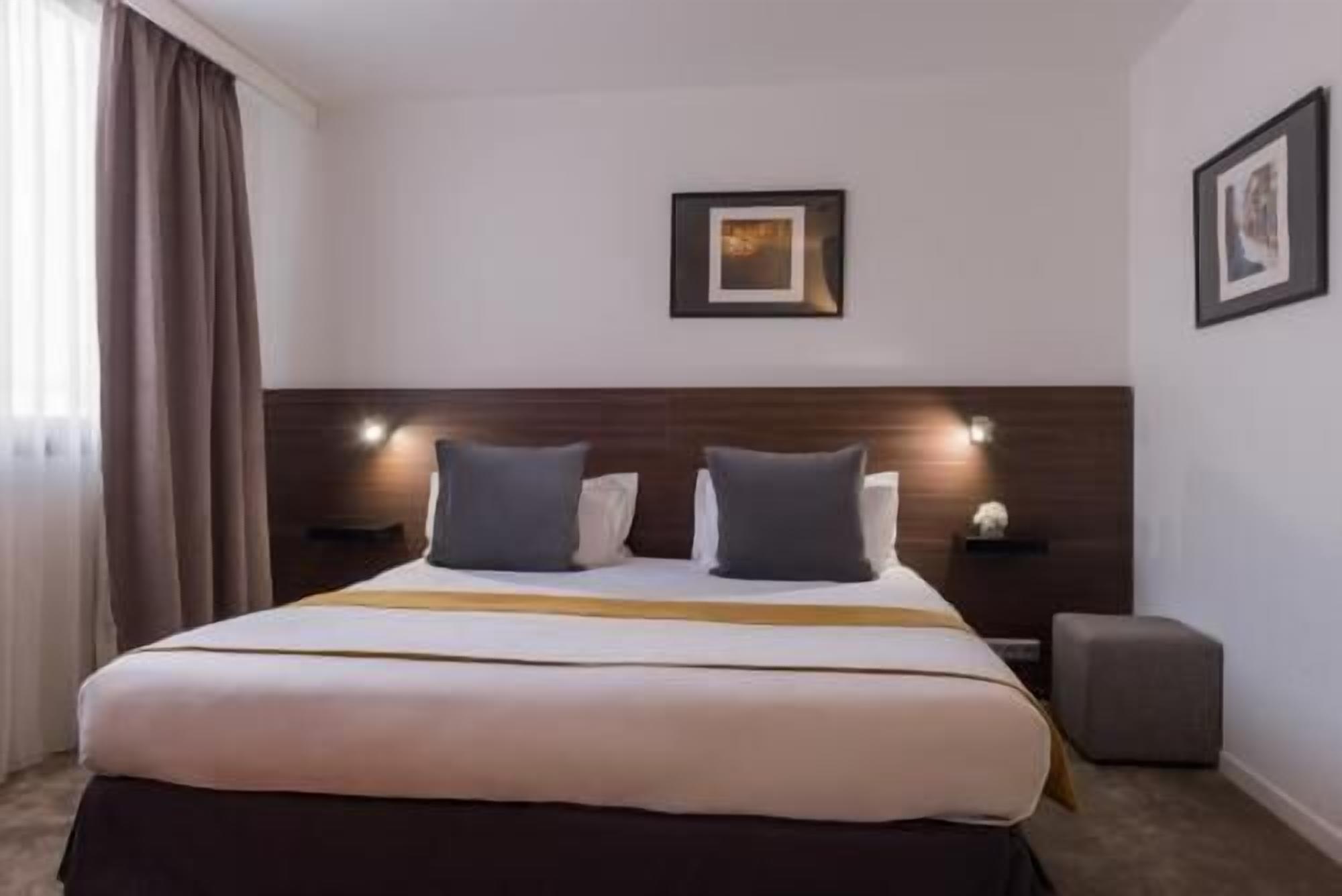 Ropa de cama de alta calidad y minibar 