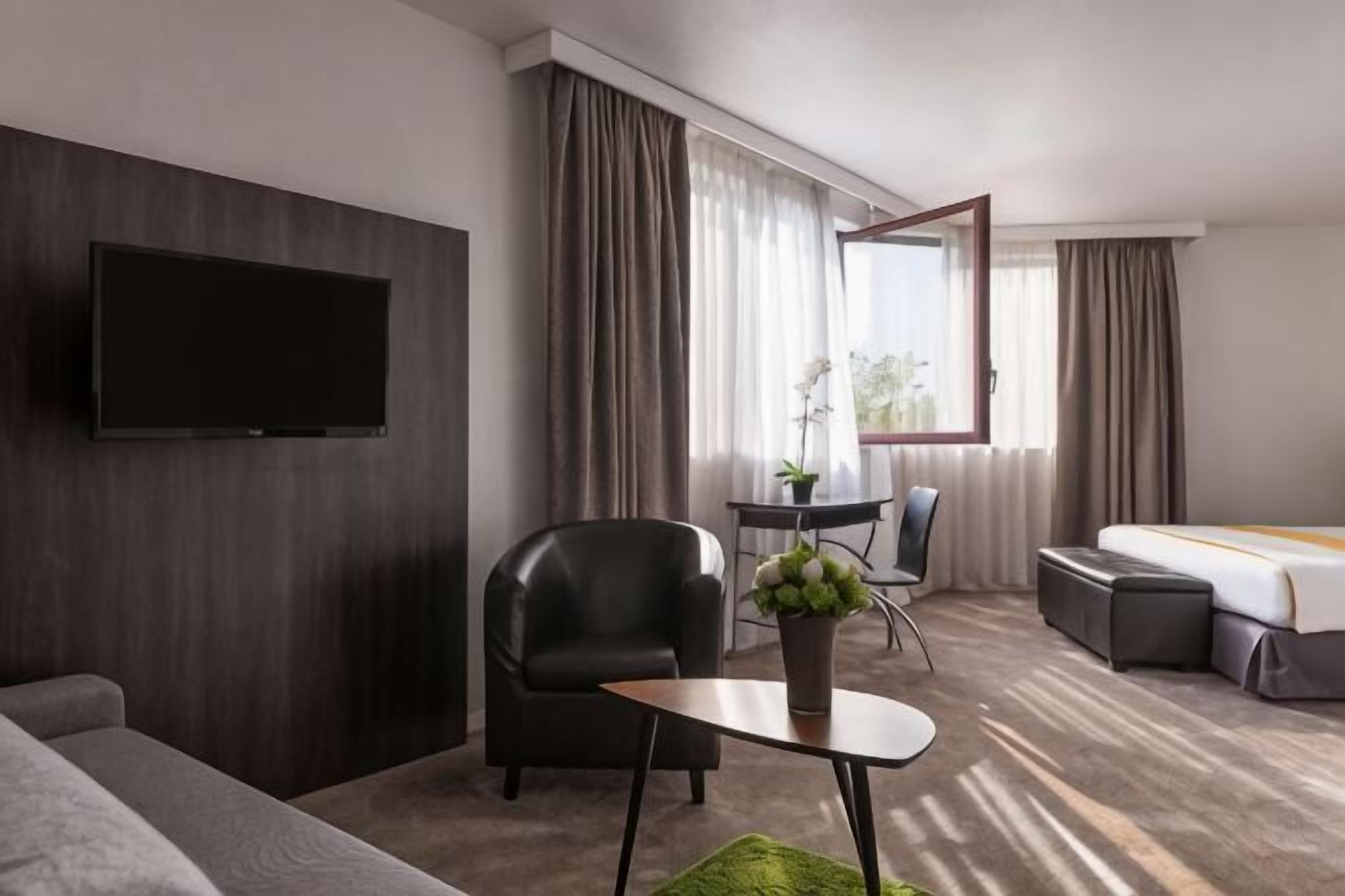 Hochwertige Bettwaren, Minibar, Zimmersafe, Schreibtisch