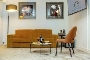 Phòng Suite Junior, 1 giường cỡ king, không hút thuốc | Bộ đồ giường cao cấp, minibar, két bảo mật tại phòng, bàn 