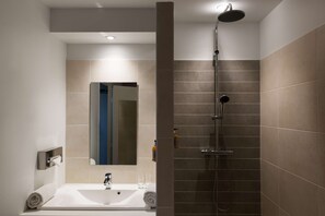Luxe beddengoed, een minibar, een kluis op de kamer, een bureau