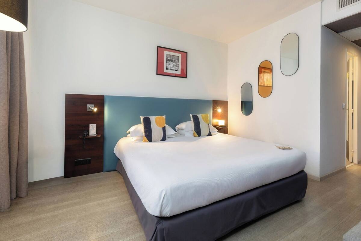 Ropa de cama de alta calidad, minibar, caja fuerte y escritorio