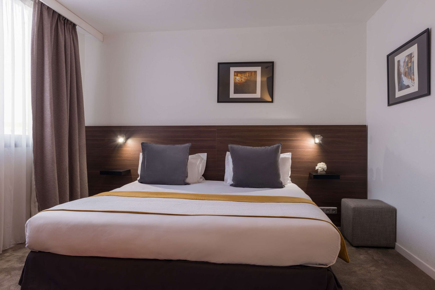 Ropa de cama de alta calidad y minibar 