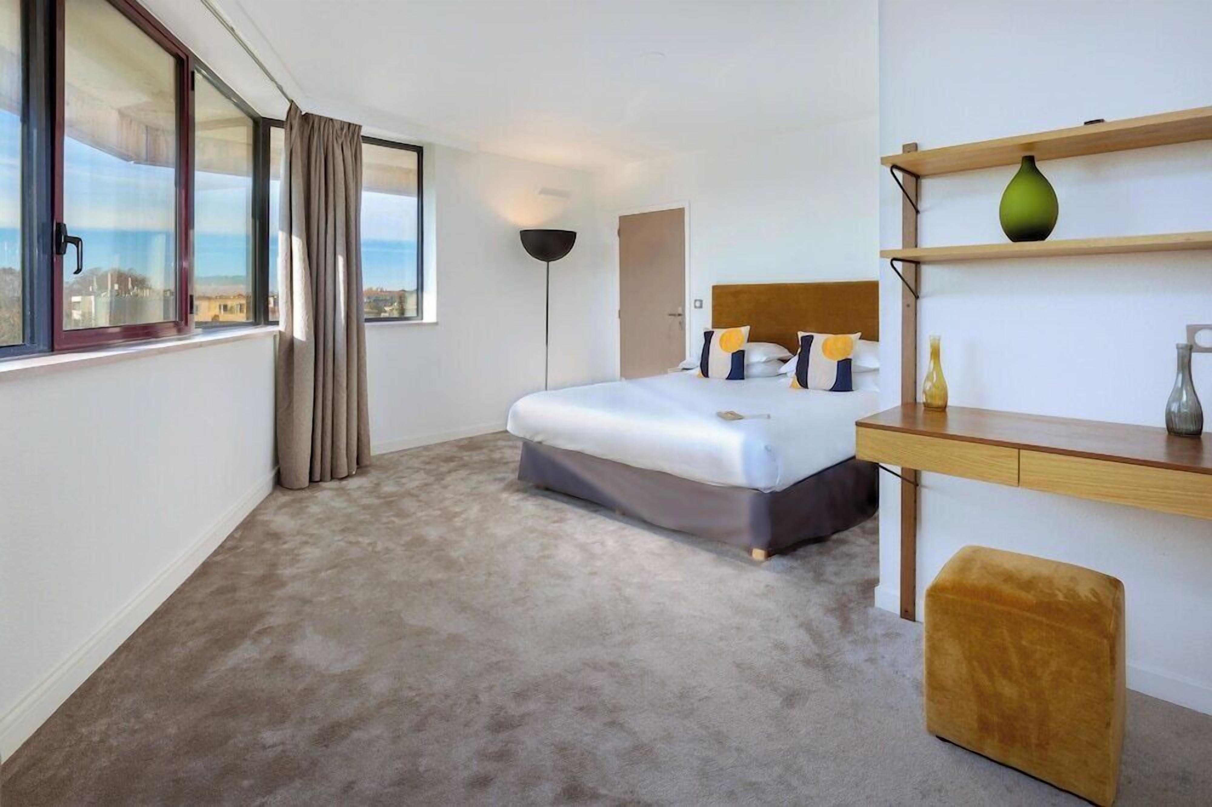 Ropa de cama de alta calidad y minibar 