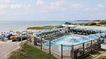 Zimmer, 1 King-Bett und Schlafsofa, Poolblick | Pool | Innenpool, Außenpool (je nach Saison geöffnet), Sonnenschirme