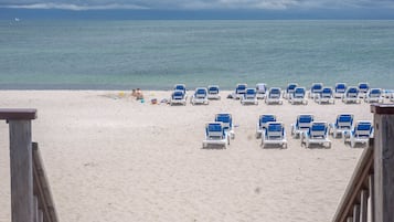 Spiaggia privata, lettini da mare, ombrelloni, teli da spiaggia