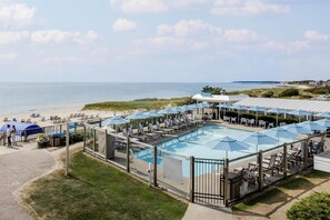 Indoor pool, seasonal outdoor pool, pool umbrellas, sun loungers - Blue Water Resort (South Yarmouth)