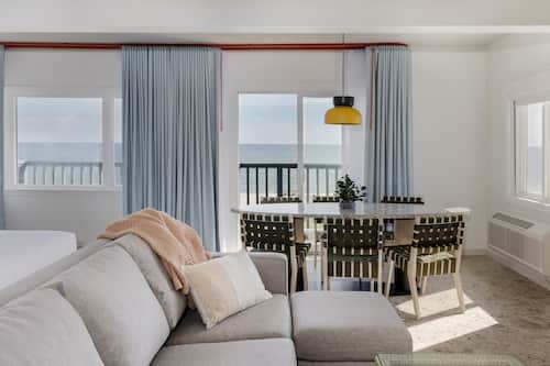Zimmer, Mehrere Betten, Küche, Meerblick | 1 Schlafzimmer, Zimmersafe, Verdunkelungsvorhänge, Bügeleisen/Bügelbrett