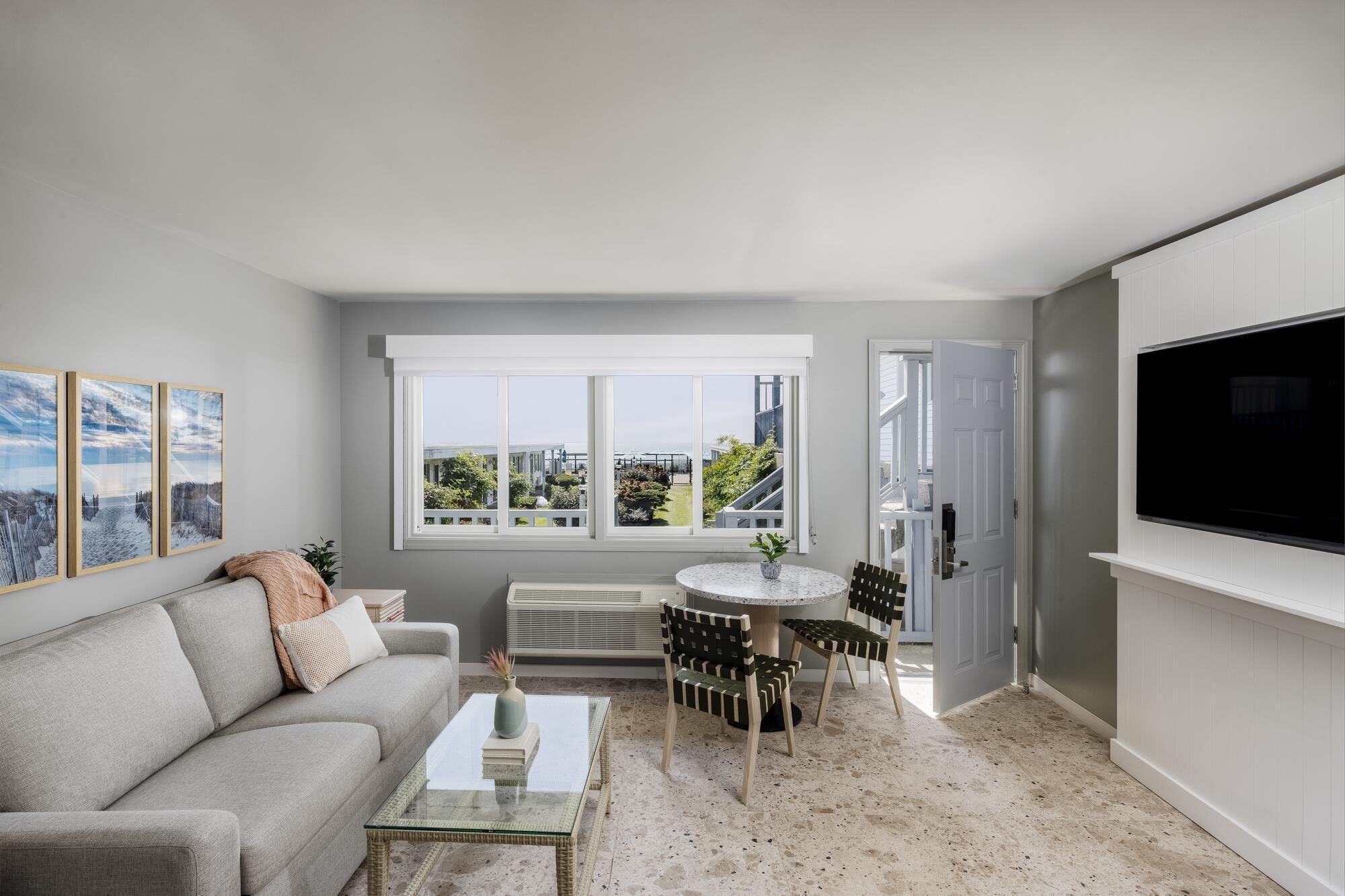 Værelse - 1 kingsize-seng med sovesofa - udsigt til pool | 1 soveværelse, pengeskab på værelset, mørklægningsgardiner