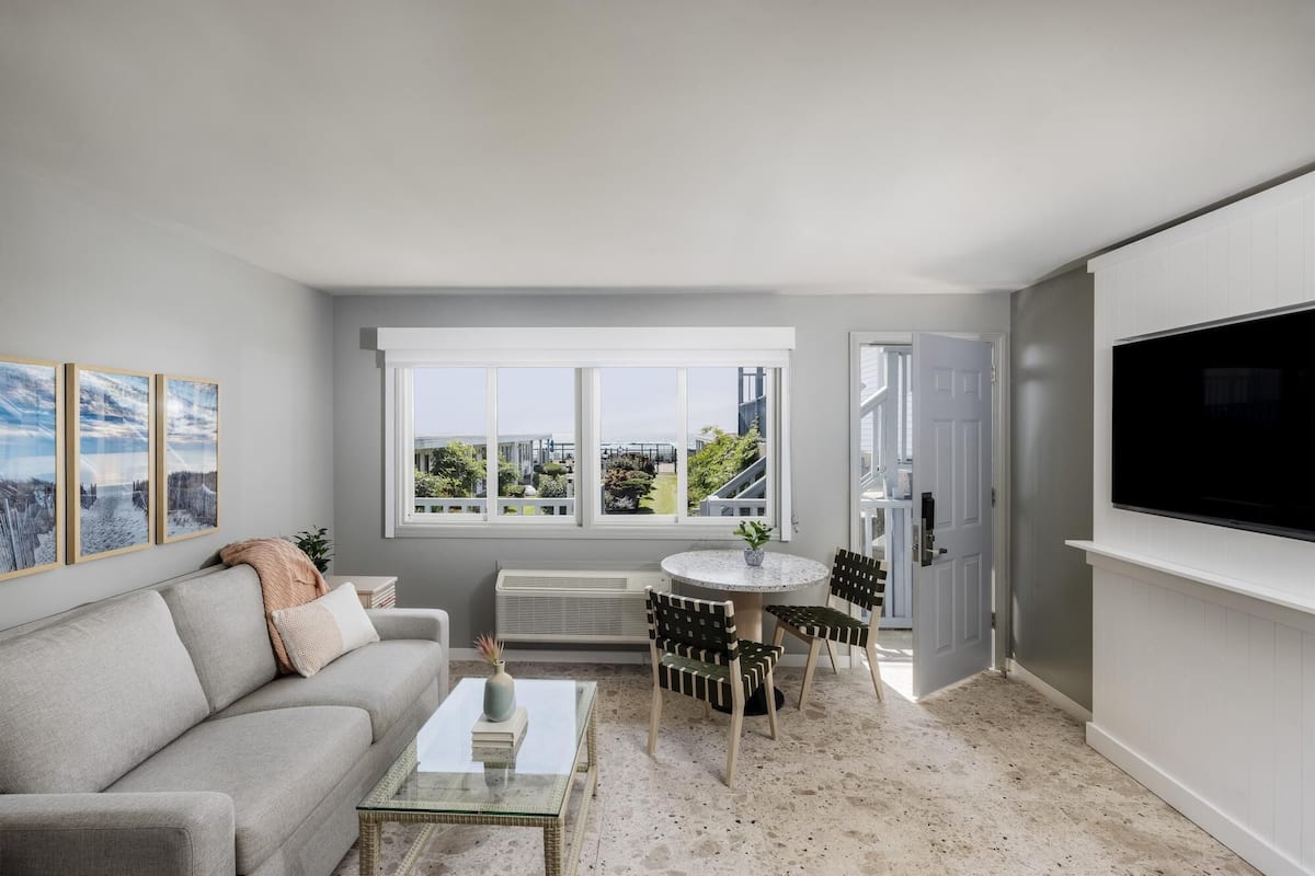 Værelse - 1 kingsize-seng med sovesofa - udsigt til pool | 1 soveværelse, pengeskab på værelset, mørklægningsgardiner